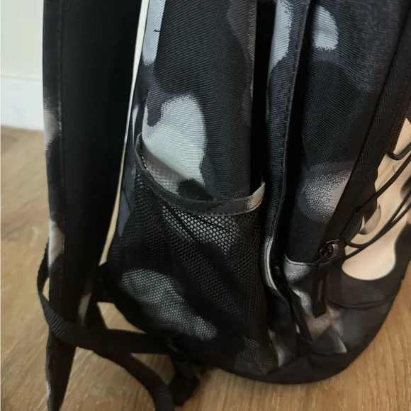 UNISEX Nike,Black and White Men, boys and girls Backpack with detachable strap - Picture 3 of 7